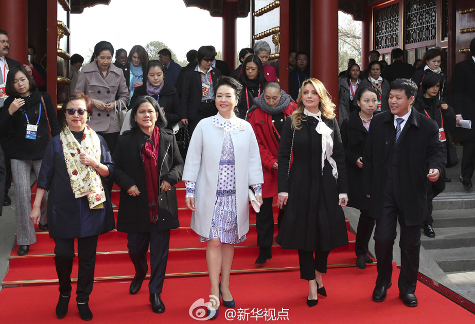 彭麗媛11日邀請來華出席2014年APEC領導人非正式會議的部分經(jīng)濟體領導人或代表的夫人參觀世界文化