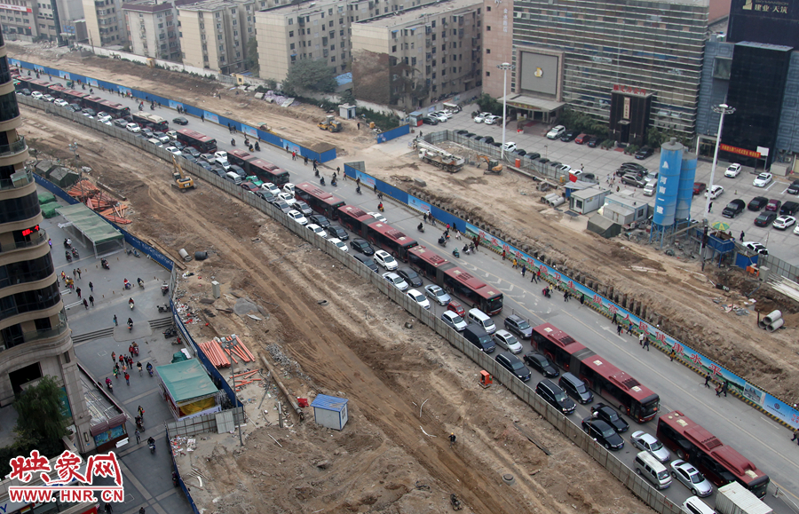 未來(lái)路上的BRT公交像火車車廂一樣首尾相接