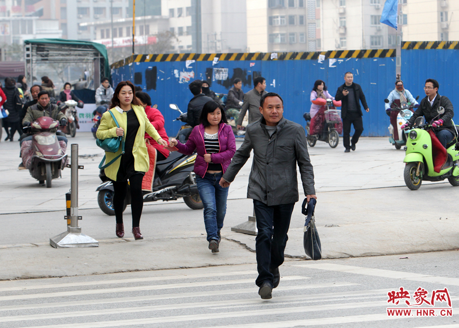 因?yàn)槎萝?，許多上班族飛奔在路上