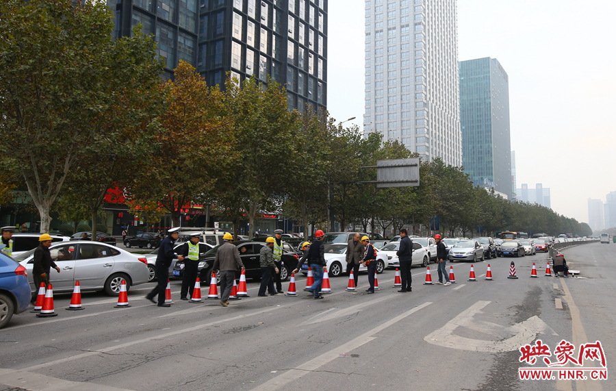 早上高峰期到來(lái)前，交警和工作人員設(shè)置道路引導(dǎo)警示樁