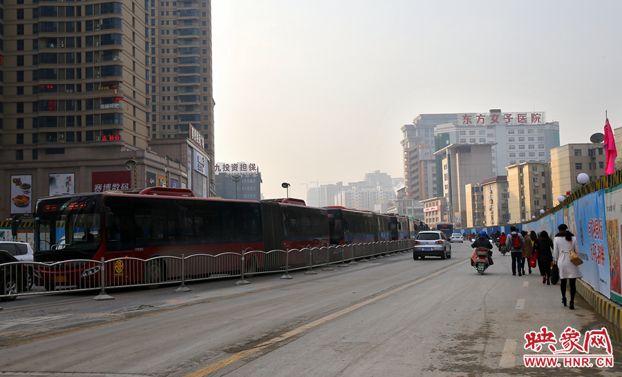 未來(lái)路道路兩邊施工，行人和非機(jī)動(dòng)在機(jī)動(dòng)車道路上通行