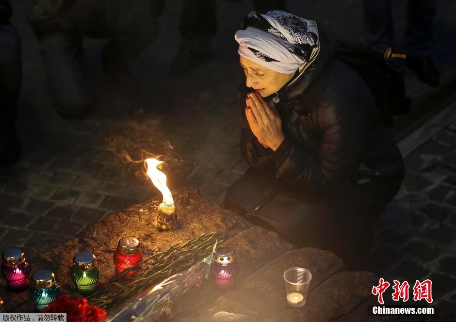 當(dāng)?shù)貢r(shí)間2014年11月22日，烏克蘭基輔，民眾舉行儀式紀(jì)念1932-1933烏克蘭大饑荒81周年