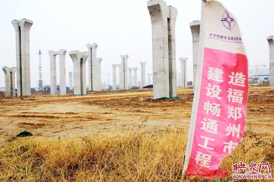 施工現(xiàn)場還插放著“建設(shè)暢通鄭州，造福鄭州市民”的條幅。