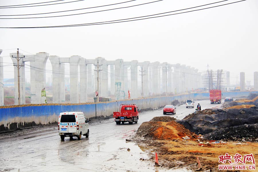 鄭平路柴郭轉(zhuǎn)盤處以及圍擋兩邊預(yù)留的道路坑坑洼洼，無人維護(hù)，造成事故頻發(fā)，經(jīng)常堵車。