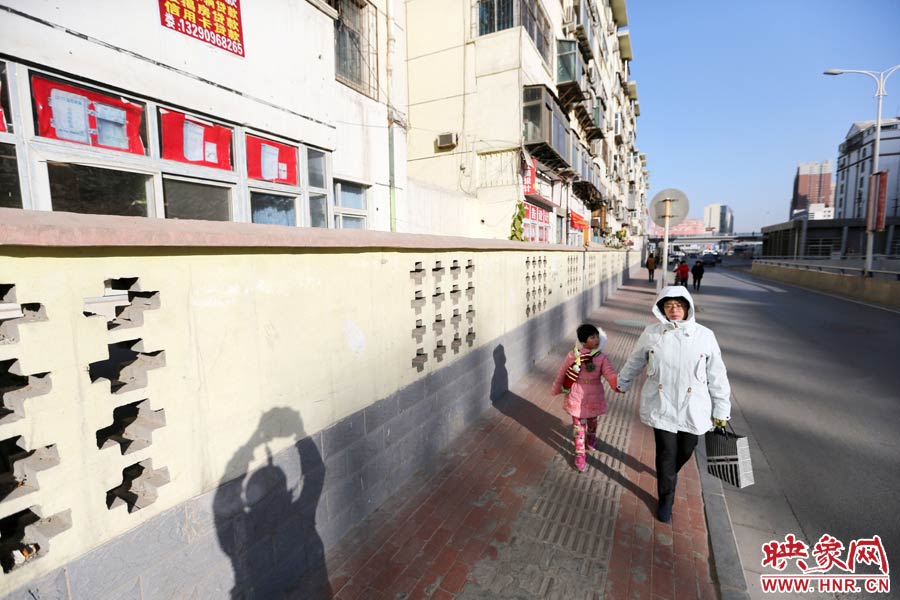 市民從墻外走過(guò)。
