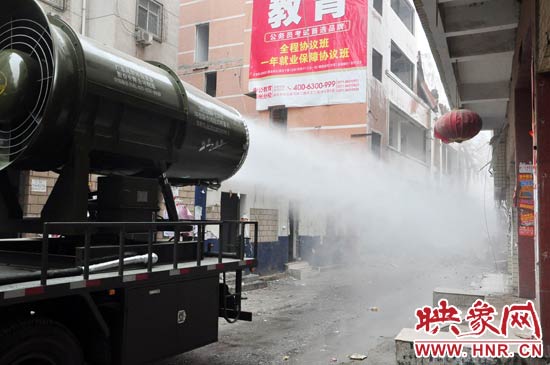 針對造成霧霾的主兇“建筑工地?fù)P塵”，“霧炮車”降塵除塵效果能到到80%。