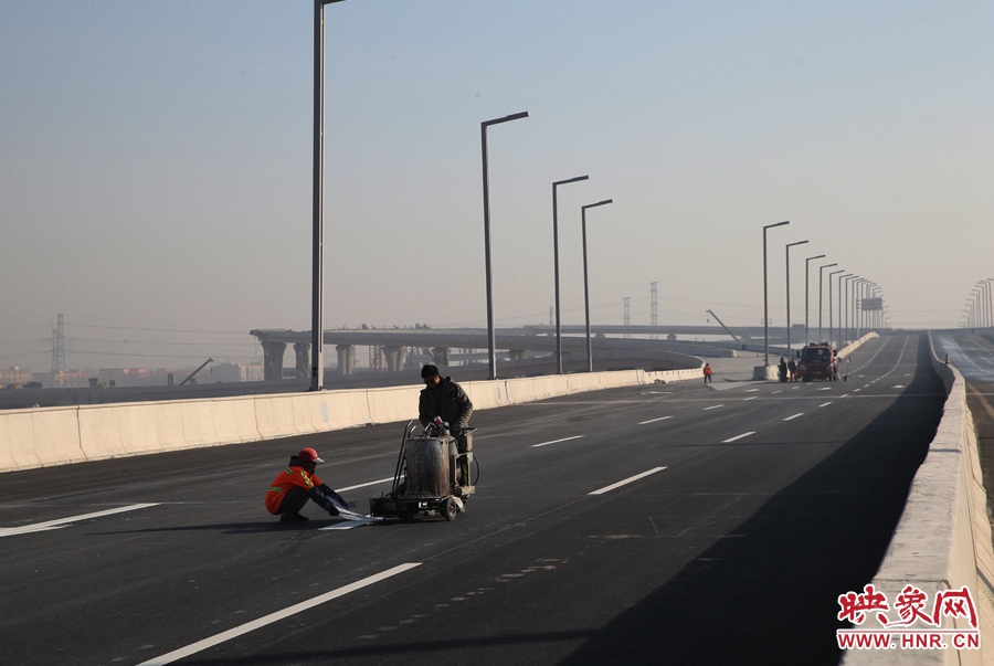 部門路段工人正在噴畫道路標線。