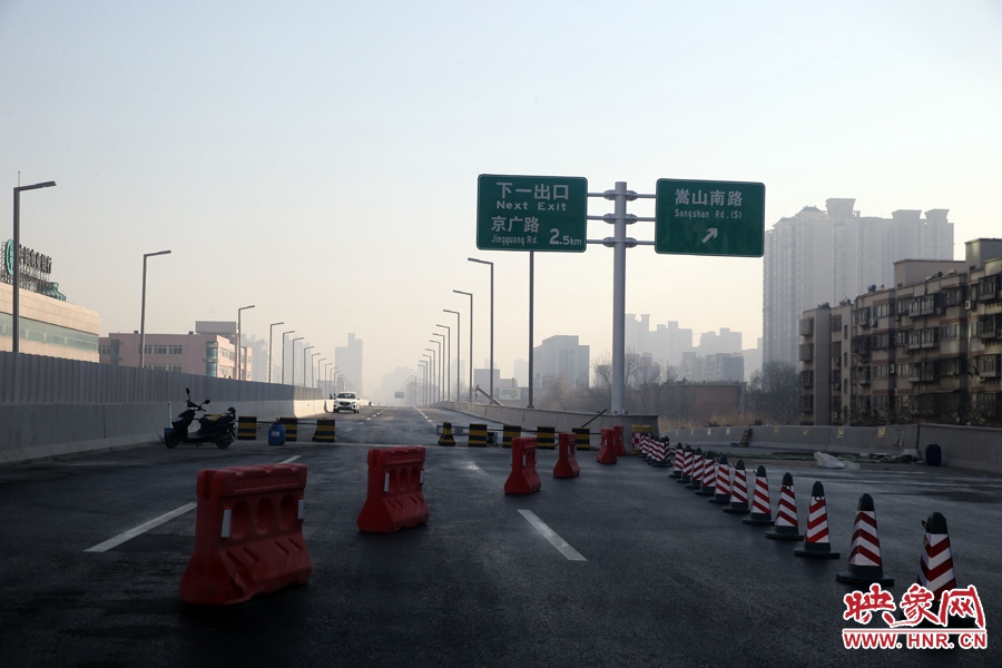 嵩山南路出口，由西向東至嵩山南路出口向東暫未開通。