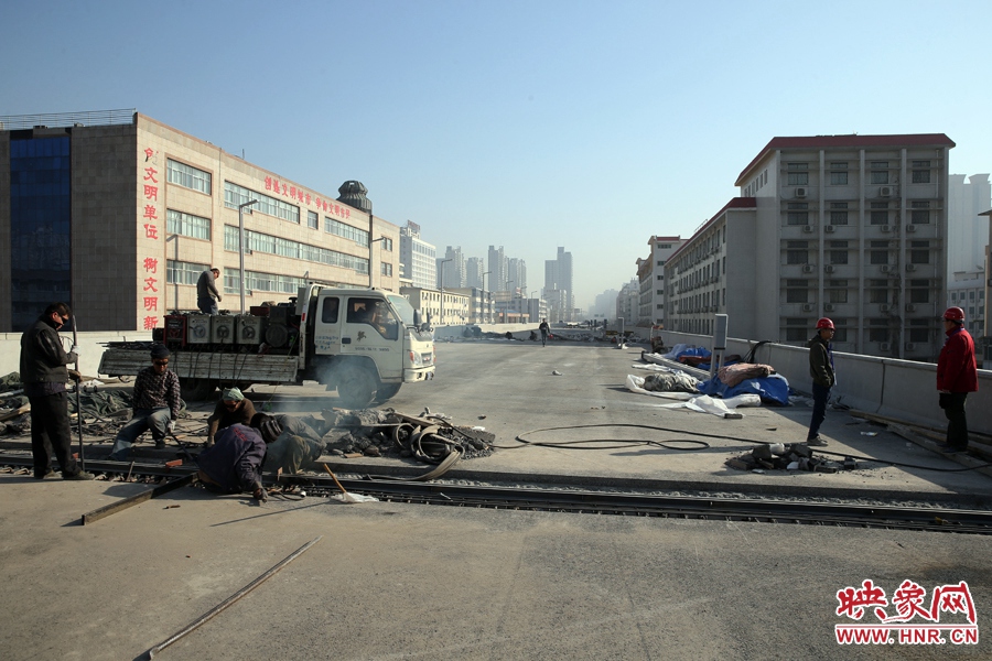 由西向東方向，嵩山南路出口以東，仍在緊張施工中。