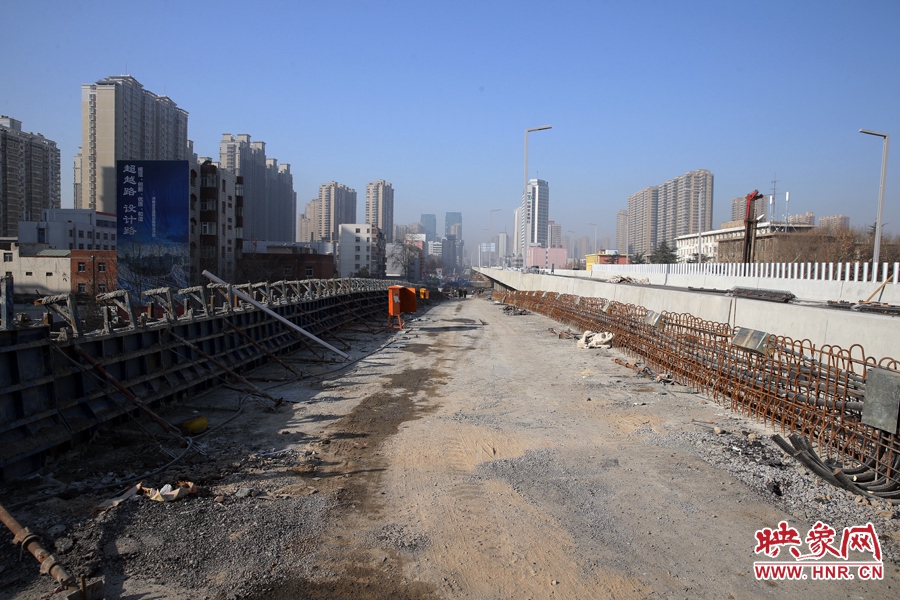 由西向東方向，嵩山南路出口以東，仍在緊張施工中。