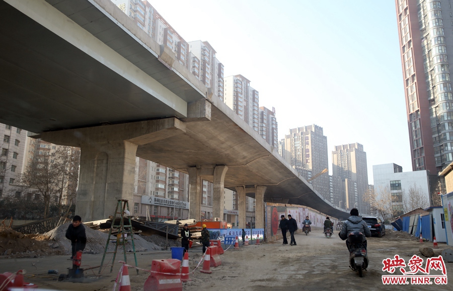 由西向東方向，嵩山南路出口以東，仍在緊張施工中。