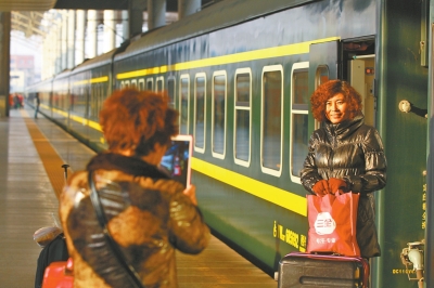 鄭州火車站又見綠皮車,車前留個(gè)影。