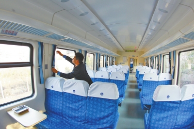 硬座車廂 藍(lán)色座套，清清爽爽。