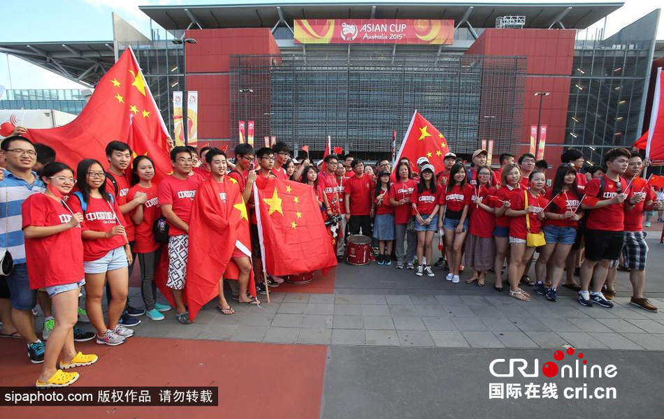 北京時間1月10日，中國隊迎來亞洲杯首場比賽，賽前中國球迷揮舞國旗進場，為國足助威。