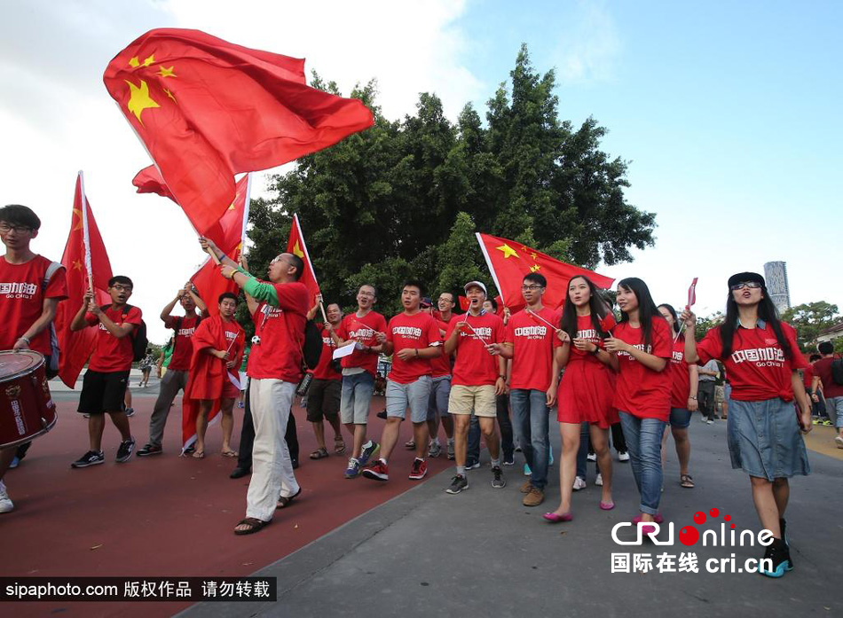 賽前中國球迷揮舞國旗進場，為國足助威。