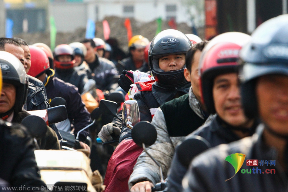 2015年2月10日，廣東佛山，順德龍山加油站為返鄉(xiāng)摩托車免費(fèi)加油。