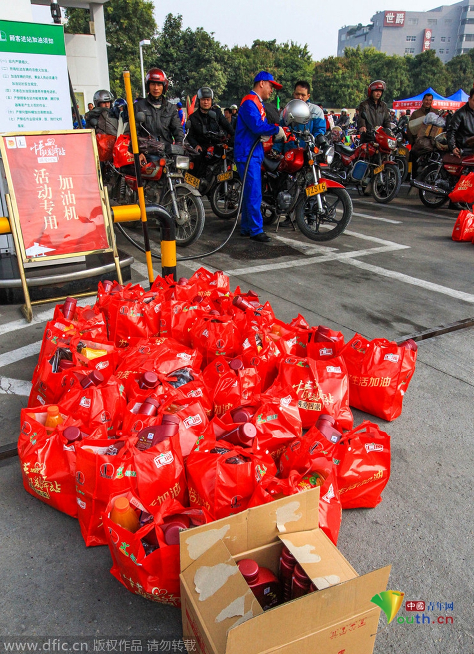 2015年2月10日，廣東佛山，順德龍山加油站為返鄉(xiāng)摩托車免費(fèi)加油。