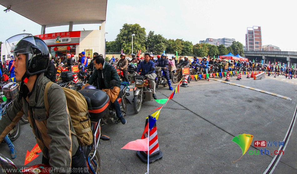 2015年2月10日，廣東佛山，順德龍山加油站為返鄉(xiāng)摩托車免費(fèi)加油。