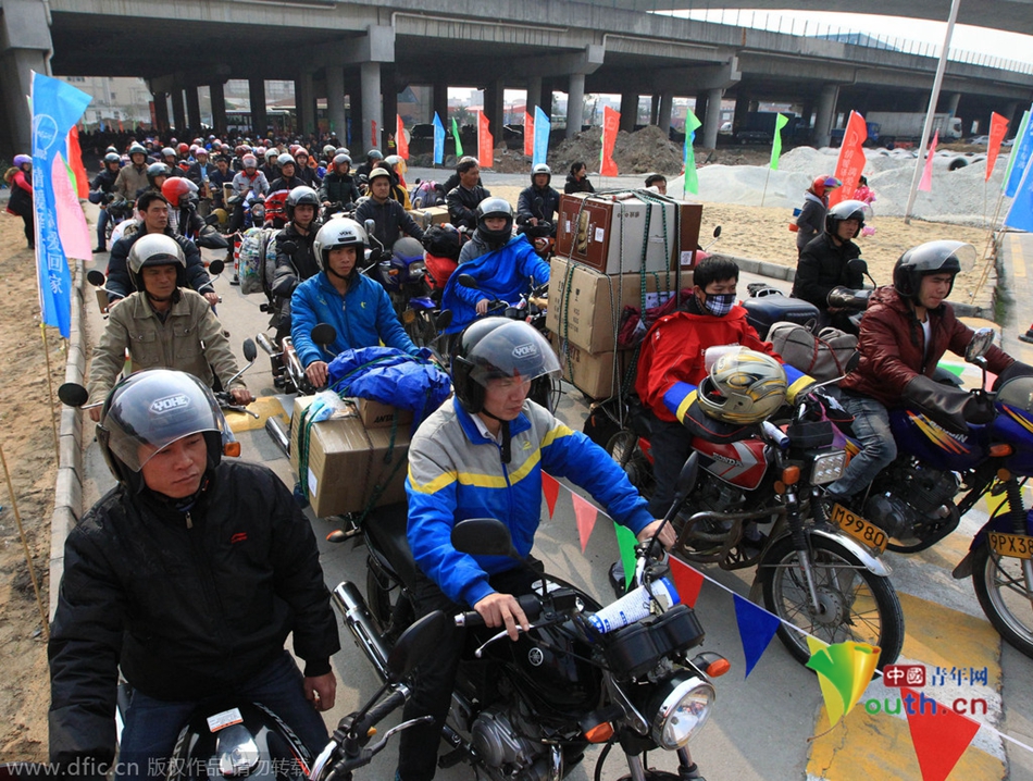 2015年2月10日，廣東佛山，順德龍山加油站為返鄉(xiāng)摩托車免費(fèi)加油。