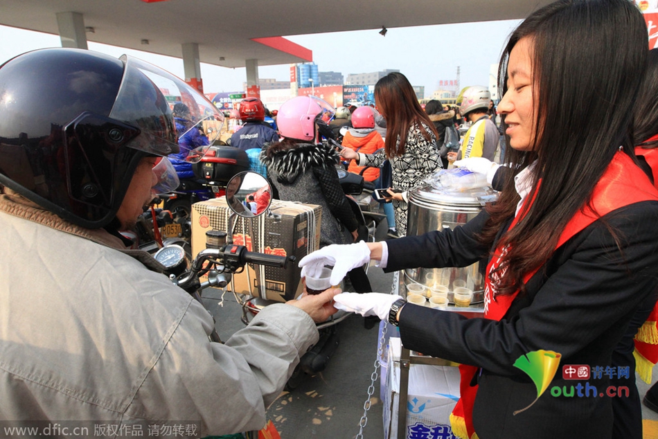 2015年2月10日，廣東佛山，順德龍山加油站為返鄉(xiāng)摩托車免費(fèi)加油。