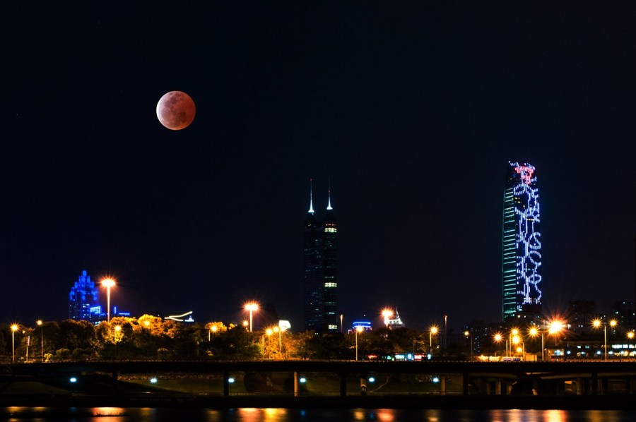 4月4日，深圳，月全食，一輪紅月亮現(xiàn)身夜空。（合成）鄧飛/CFP