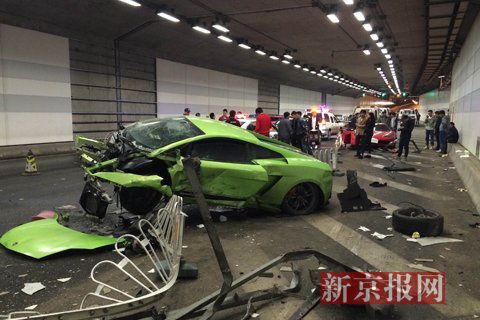 一輛蘭博基尼與一輛法拉利發(fā)生事故，現(xiàn)場狀況慘烈