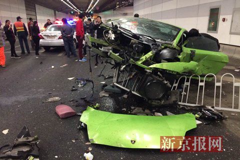 一輛蘭博基尼與一輛法拉利發(fā)生事故，現(xiàn)場狀況慘烈