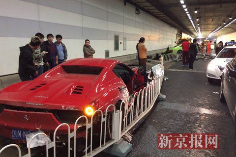 一輛蘭博基尼與一輛法拉利發(fā)生事故，現(xiàn)場狀況慘烈