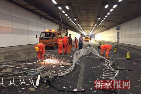 一輛蘭博基尼與一輛法拉利發(fā)生事故，現(xiàn)場狀況慘烈