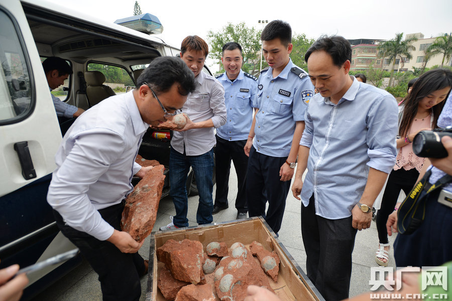 市文化綜合執(zhí)法大隊(duì)工作人員和110公安干警也迅速趕到現(xiàn)場(chǎng)維持秩序。