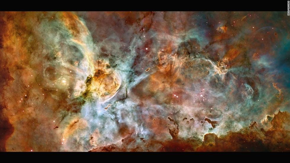 這個(gè)大星系是小恒星的誕生地，預(yù)計(jì)其中有數(shù)顆質(zhì)量為太陽(yáng)的50至100倍的恒星