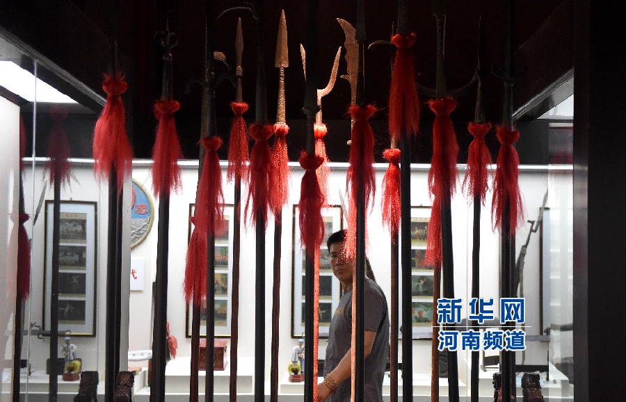4月26日，參觀者在兵器展覽館內(nèi)參觀。