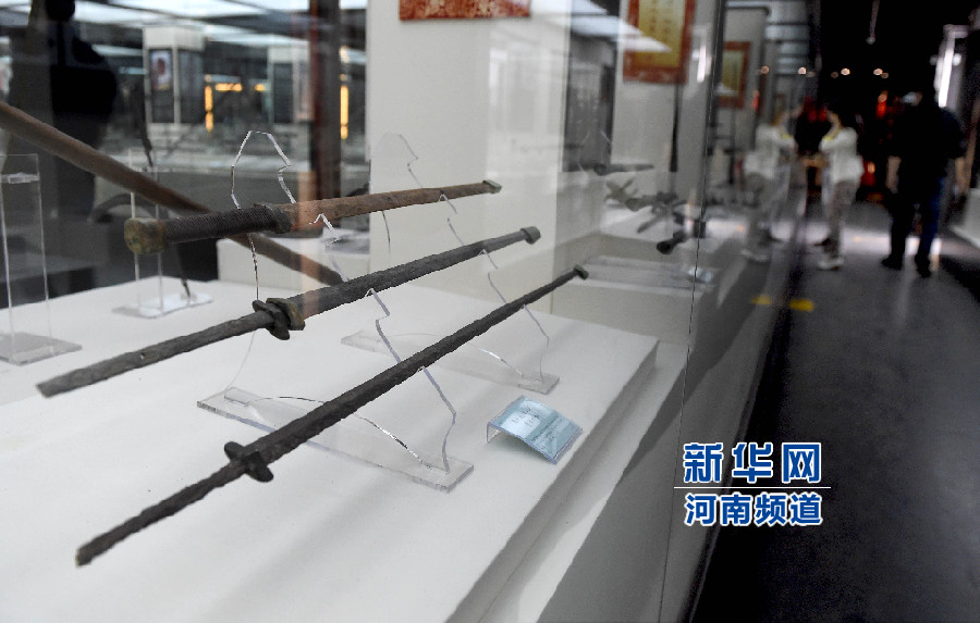 4月26日，參觀者在兵器展覽館內(nèi)參觀。
