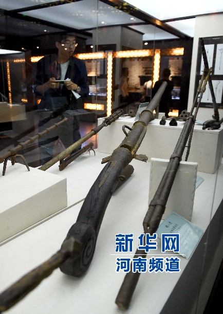 4月26日，參觀者在兵器展覽館內(nèi)參觀。