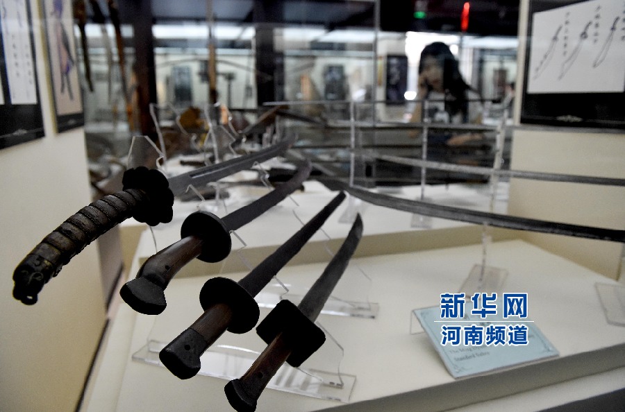 4月26日，參觀者在兵器展覽館內(nèi)參觀。