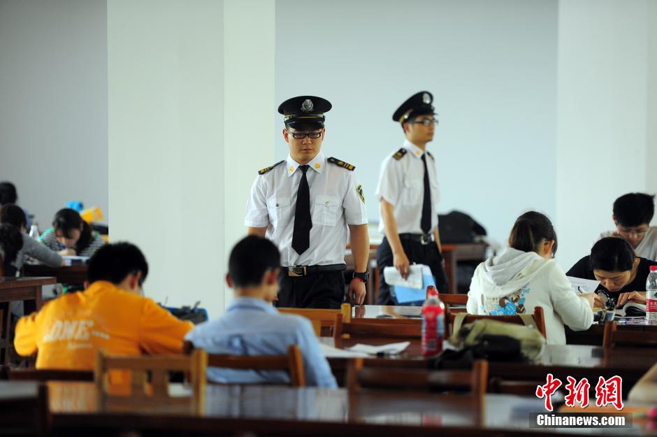 5月8日，武漢輕工大學(xué)圖書館保安黃凱、萬文杰在圖書館巡查。中新社發(fā) 張暢 攝