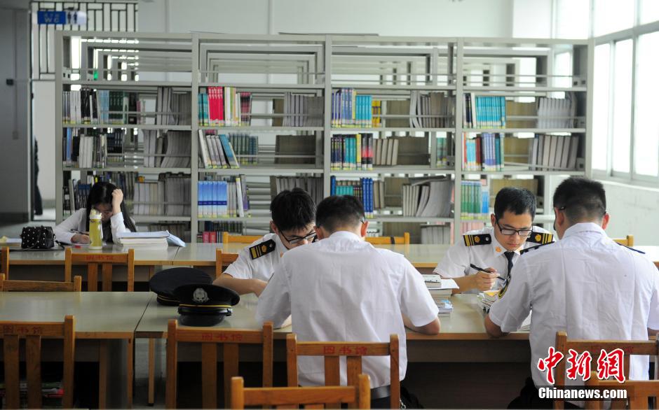 5月8日，武漢輕工大學(xué)保安黃凱在圖書館巡查。中新社發(fā) 張暢 攝