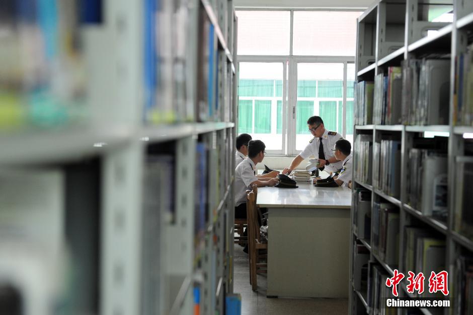 5月8日，武漢輕工大學(xué)保安吳濤、江力、黃凱、萬文杰在圖書館學(xué)習(xí)中。中新社發(fā) 張暢 攝