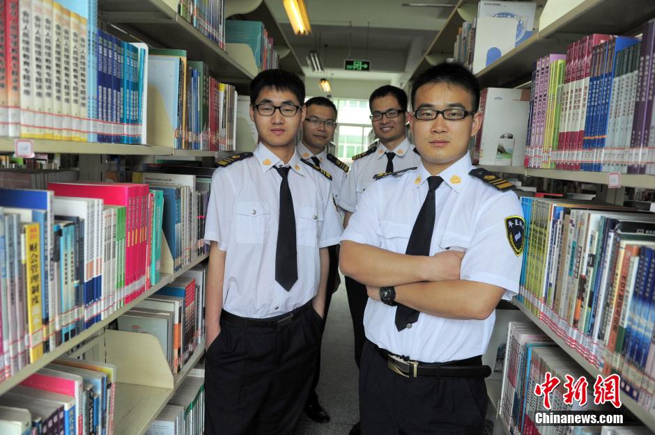 　5月8日，武漢輕工大學(xué)圖書館保安吳濤、江力、黃凱、萬文杰。中新社發(fā) 張暢 攝