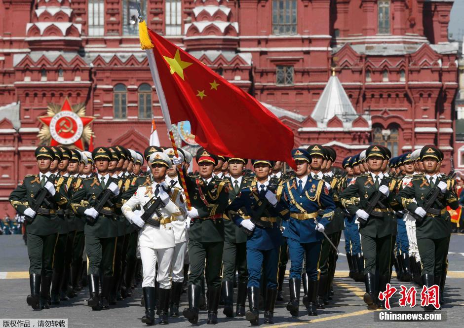 解放軍三軍儀仗隊(duì)參加紅場(chǎng)閱兵。