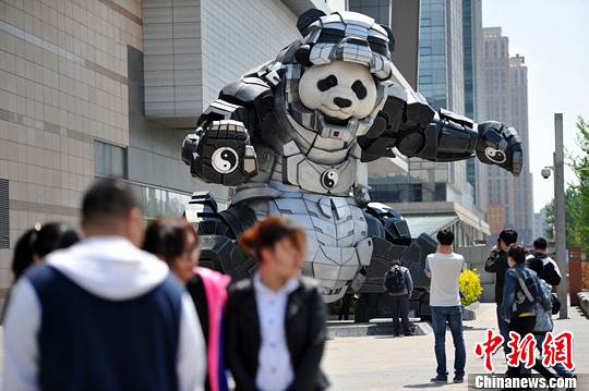 5月9日，遼寧沈陽，一商城門前廣場上驚現(xiàn)7米多高的熊貓鋼鐵俠，吸引不少人駐足拍照。