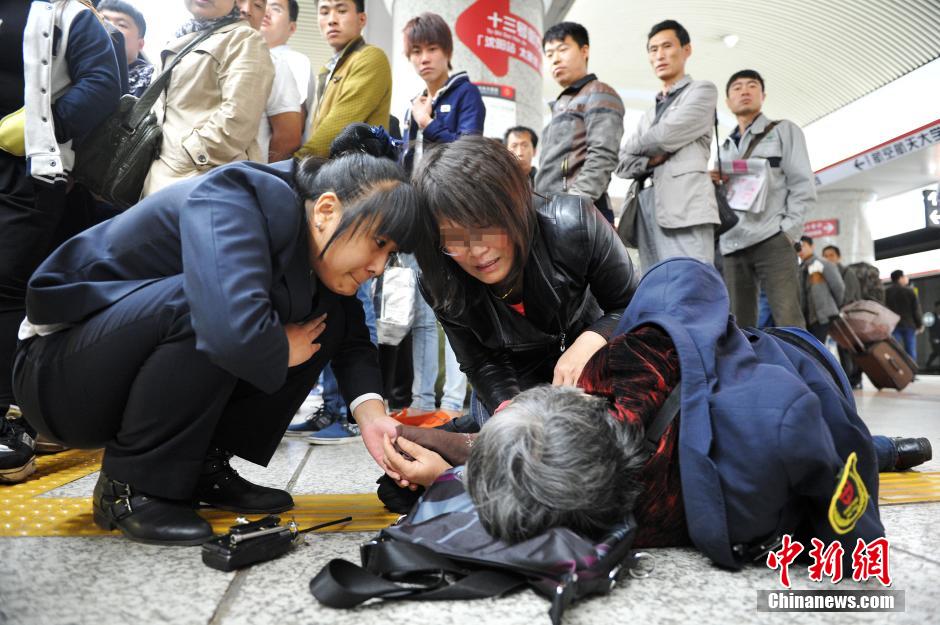 74歲老太地鐵站臺(tái)摔倒稱“有老保，不訛人”