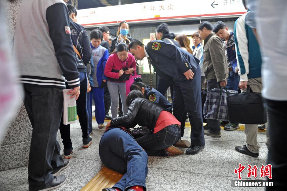 74歲老太地鐵站臺(tái)摔倒稱“有老保，不訛人”