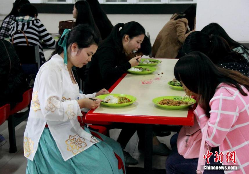圖為穿漢服在食堂吃飯的胡雅潔。