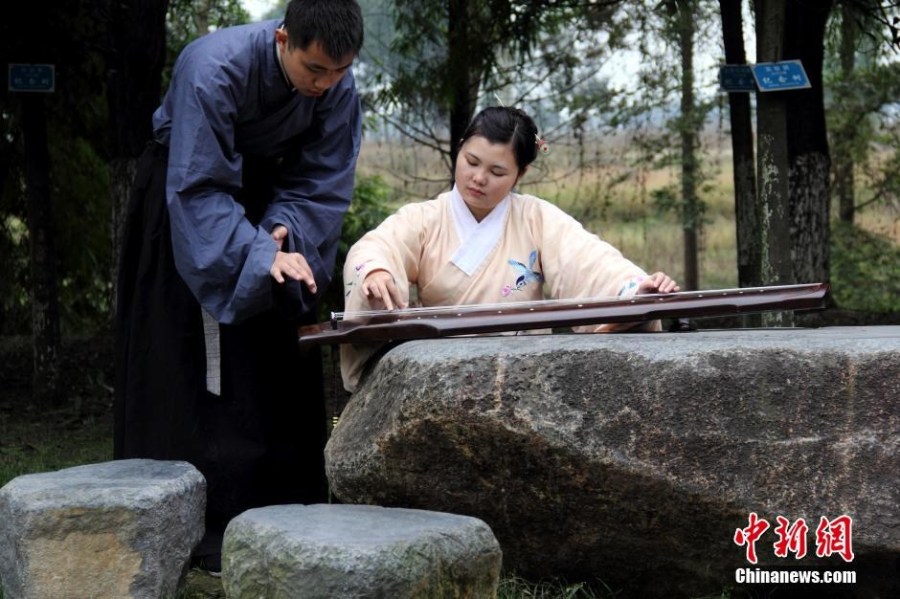 在校園里撫琴的“神雕俠侶”。