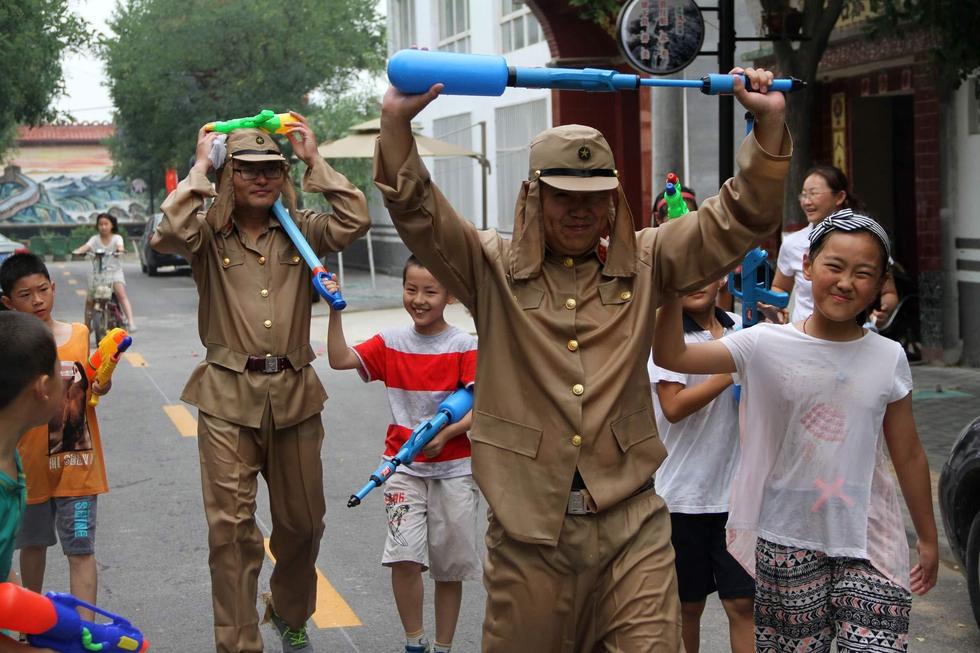 最終幾名鬼子被八路軍制服，被押著游街示眾，以此慶?？谷諔?zhàn)爭(zhēng)勝利70周年。