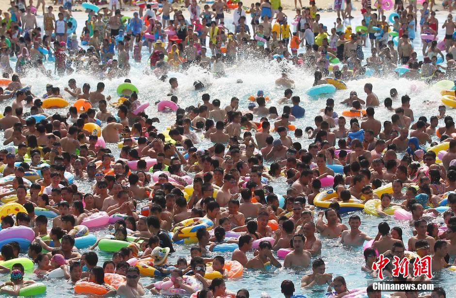 8月1日，民眾扎堆在南京湯山歡樂水魔方水上樂園戲水，享受“冰火兩重天”的涼爽和激情。連日來，中國大部分地區(qū)迎來高溫天氣。