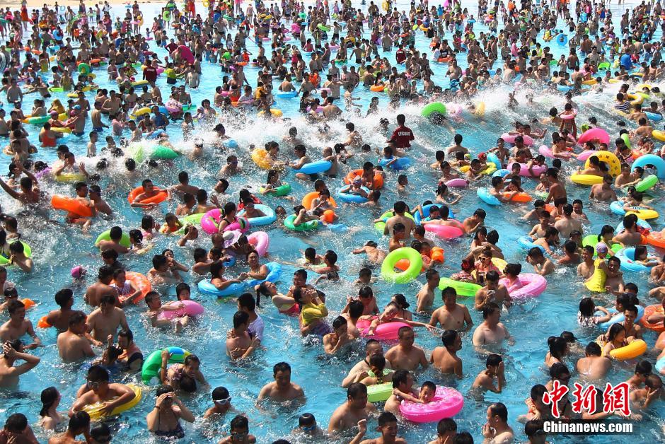 8月1日，民眾扎堆在南京湯山歡樂水魔方水上樂園戲水，享受“冰火兩重天”的涼爽和激情。連日來，中國大部分地區(qū)迎來高溫天氣。