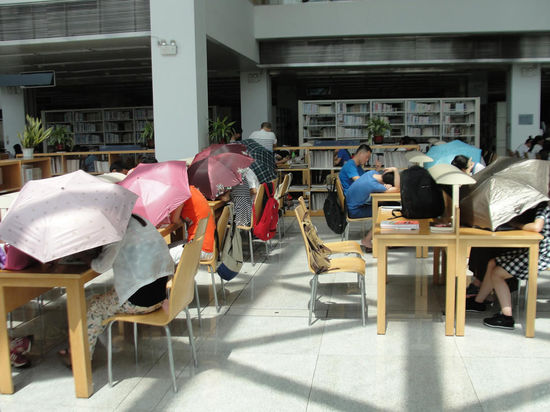圖書館內(nèi)撐傘讀書的民眾。