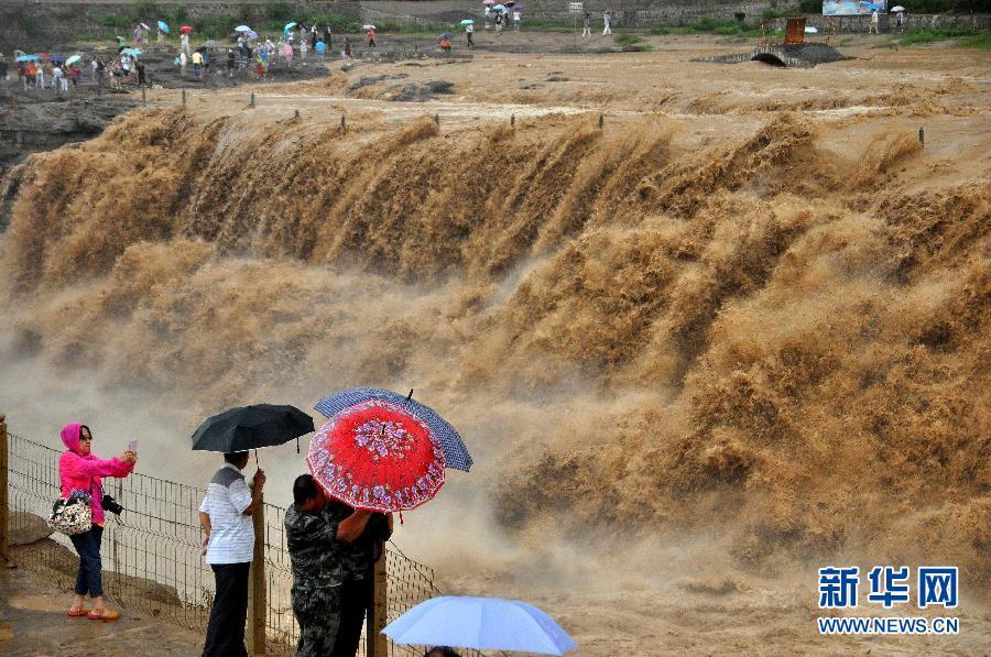 8月2日，游客在山西吉縣黃河壺口瀑布景區(qū)游覽觀瀑。
